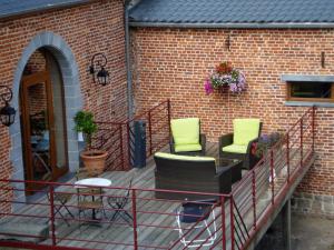 Liessies修道院住宿加早餐旅馆的一个带椅子和砖墙的庭院