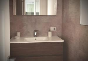 塔兰托Satyria Apartments的一间带水槽和镜子的浴室