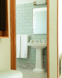 维纳德马Hotel Boutique Casa Recreo的浴室配有盥洗盆、镜子和毛巾
