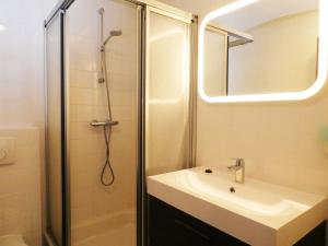 多克姆波斯特霍恩餐厅酒店的浴室配有盥洗盆和带镜子的淋浴