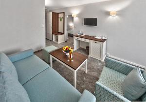 桑丹斯基桑丹斯基因特酒店的客厅配有蓝色的沙发和桌子