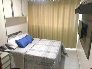 嘎林海斯港Beach Class Eco Life的小卧室配有带蓝色枕头的床
