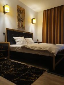 波亚纳布拉索夫Silver Mountain Luna CD05的一间卧室配有一张带白色床单的大床