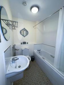伍尔弗汉普顿Station Side Penthouse的浴室配有盥洗盆、卫生间和浴缸。