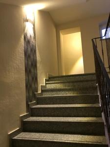 魏森费尔斯斯科恩奥西赫特酒店的大楼里的一套楼梯