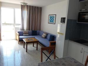莫罗德哈布雷Jandia Attico Vista Oceano的客厅配有蓝色的沙发和桌子