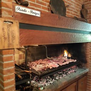 马德普拉塔Casa Garay 602的砖炉里烧肉的炉架