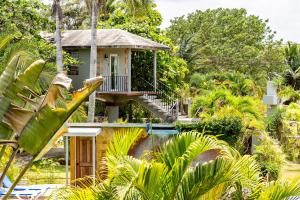科罗萨尔Almond Tree Hotel Resort的一个带游泳池和房子的度假胜地