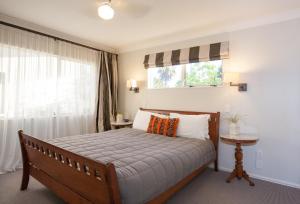 帕帕莫阿太平洋棕榈树度假酒店的一间卧室设有一张大床和一个窗户。