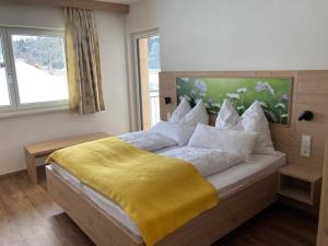 拉姆绍达赫斯坦Appartements Blumenwiese的一间卧室配有一张黄色毯子床