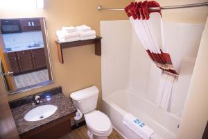 普兰菲尔德白楼套房酒店的浴室配有卫生间、盥洗盆和浴缸。