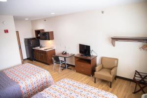普兰菲尔德白楼套房酒店的酒店客房配有一张床和一张带电脑的书桌