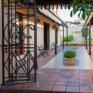 圣萨尔瓦多德朱El Arribo Hotel的大楼内带长椅和桌子的庭院