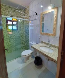 博西坎加Morada dos Colibris的浴室配有卫生间、盥洗盆和淋浴。