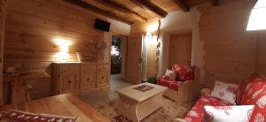 多梅杰迪卡多雷B&B SognoInCadore的小木屋客厅配有沙发和桌子