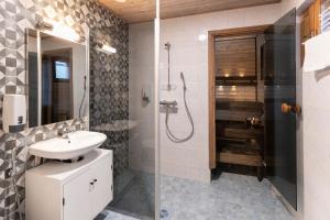 Nuorgam诺尔加姆度假乡村酒店的一间带水槽和淋浴的浴室
