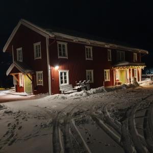 萨伦Backamgården的前面的雪中有轨迹的房子