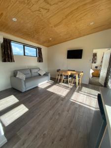 纳尔逊Country Retreats on Ranzau 2的客厅配有沙发和桌子