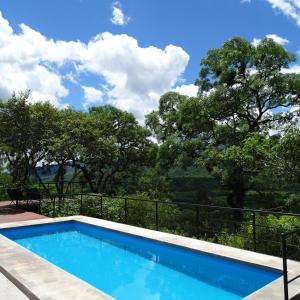 RacoLA AGÜITA PERDIDA的享有树木景致的游泳池