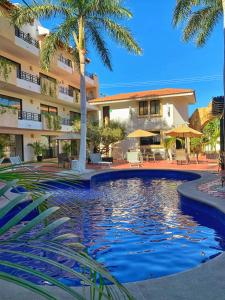 卡波圣卢卡斯圣达菲洛斯卡沃斯别墅群酒店的酒店前的游泳池