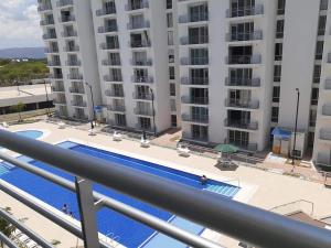 吉拉尔多特Apartamento Girardot的从大楼的阳台上可欣赏到游泳池的景色