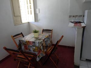 伊塔马拉卡Villa Manary的厨房配有桌子和盒子