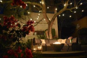 圣米格尔-德阿连德Casa María Elena的客厅配有沙发和一棵带灯光的树