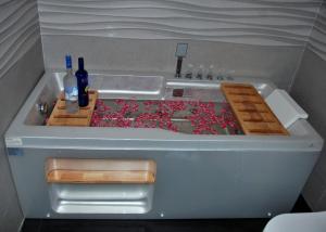 努沃勒埃利耶圣弗朗西斯科度假村的浴缸里装满了许多红色的喷水装置