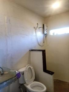 象岛Patoo的一间带卫生间和淋浴的浴室