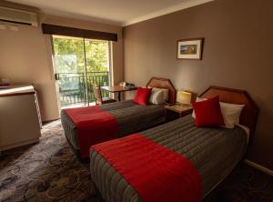 珀斯贝斯沃特品质酒店的酒店客房设有两张床和一个阳台。