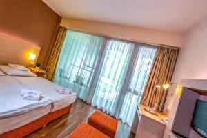 哈卡尼特玛尔肯品邦加洛公寓的酒店客房设有一张床和一个大窗户