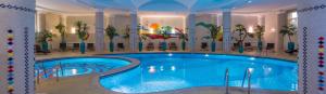 阿拉木图天山大酒店的一座大型游泳池,位于一座带大型游泳池的建筑内