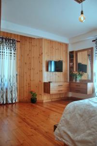 努沃勒埃利耶圣弗朗西斯科度假村的一间卧室配有一张床和一台平面电视