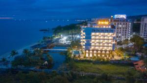 富国The May Phu Quoc Hotel的晚上酒店享有空中景色
