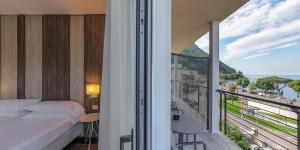 加尔达Hotel Europa的一间卧室设有一张床和一个美景阳台