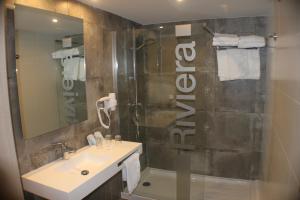 圣苏珊娜里维埃拉酒店 的一间带水槽和淋浴的浴室
