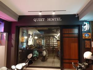 台南清淨背包客棧-民權館Quiet Hostel - Minquan Inn的存放在商店前的摩托车商店