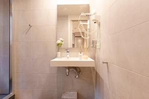 巴塞罗那Chic Apartments Barcelona的一间带水槽和镜子的浴室