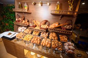 阿拉木图Kazakhstan Express的面包店,陈列着面包和糕点