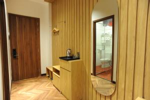 Cao LãnhB.O.B HOTEL SIGNATURE的浴室设有镜子、盥洗盆和卫生间