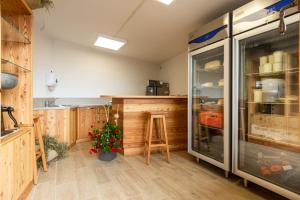 泰塞罗玛索圣利博拉农庄酒店的厨房配有木制橱柜和台面