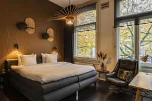 阿姆斯特丹V弗雷德里克斯酒店的一间卧室配有一张床、一把椅子和窗户。