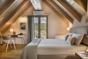 阿尔戈斯托利翁Grand View Maisonette的一间卧室配有一张床、一张书桌和一个窗户。