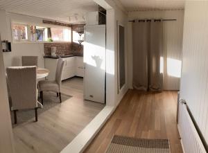 格雷伯斯塔德Hagavägen 1 Lägenhet的厨房配有白色冰箱和桌子