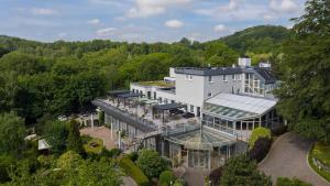 伊瑟隆Hotel VierJahreszeiten am Seilersee的享有花园建筑的空中景致