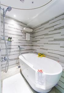 台中市挪威森林行旅一号馆的浴室设有白色浴缸,拥有木墙