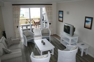 莫塞尔湾La Best Pinnacle Point Lodges & Villa的客厅配有沙发、椅子和电视