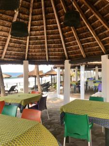 大巴萨姆Boblin la Mer hotel restaurant plage的一间带桌椅和海滩的餐厅