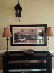 弗莱海德Villa Beryl Guesthouse的墙上一幅汽车照片,上面有两盏灯