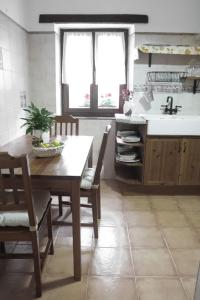 Itziar阿里奥拉塔希奇乡村民宿的厨房配有桌椅和水槽。